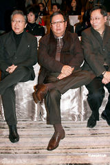 组图：Big4持枪宣传演唱会 张卫健牺牲夫妻生活