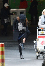 组图：唐嫣潮装回京 金鸡独立整理鞋