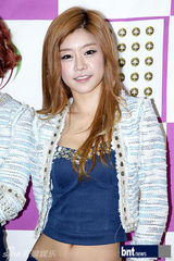 组图：GirlsDay等亮相某活动开幕献庆祝舞台