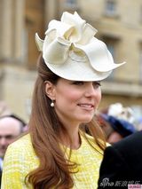 组图：凯特王妃鹅黄套裙亮相 与婆婆亲密交谈