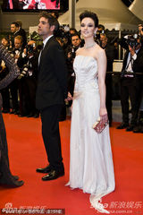 组图：《吸血鬼3D》戛纳首映 艾莎蛇皮纹裙狂野