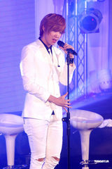 高清：韩国男团“F.CUZ”旋风抵台 两成员带伤上阵