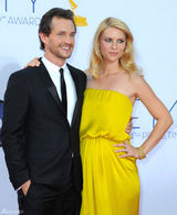 组图：克莱尔-丹尼斯携老公走红毯 荧光色长裙风情万种