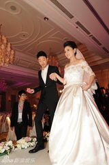 组图：胡可美艳亮相 新郎沙溢拿婚戒登舞台