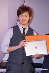 组图：陈柏霖视频聊天维系感情 工作中过白色情人节