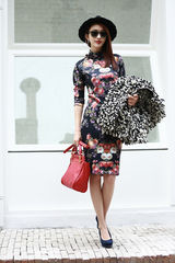 组图：张俪深秋街拍大片玩转英伦复古风