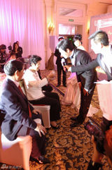 高清：罗嘉良环抱苏岩幸福满意 敬女婿茶笑容腼腆