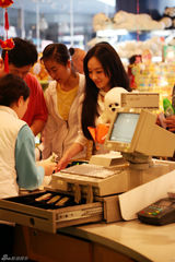 幻灯图：霍思燕上海拍旅游宣传片 抱公仔童心未泯