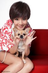 组图：房祖名邓家佳登封面 与萌宠嬉戏气质调皮