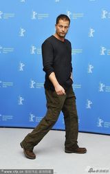 组图：《查理必死》柏林亮相 男星鲁伯特抢镜