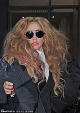 组图：Lady Gaga变母狮 另类泡泡袖西装抢镜