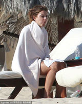 组图：玛丽亚-曼努诺三点式涂防晒霜 性感撩人