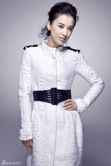 组图：黄圣依登杂志封面 烈焰红唇秀成熟性感