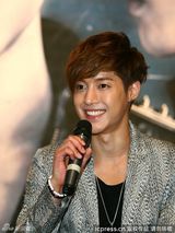 高清图：金贤重成都击掌会女粉丝排长龙