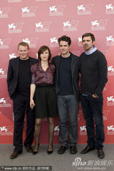 《三》媒体见面会 苏菲-罗艺斯获两男星揽腰护花