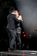 组图：草蜢举办成军25周年演唱会 古天乐站台捧场 