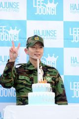 高清组图：韩星李准基退伍现场 千名粉丝迎接