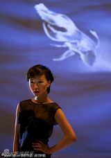 组图：王珞丹鱼尾长裙伦敦走秀 面部妆容淡雅