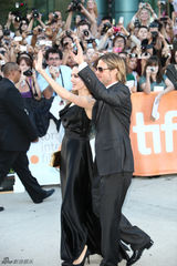 组图：皮特朱莉夫妻携手亮相新片《魔球》红毯