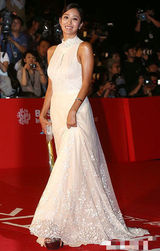 组图：全慧彬着白色连衣长裙亮相 显皮肤黝黑