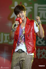 组图：罗志祥出席活动迟到玩求婚 刘心许飞同台