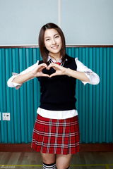 高清组图：韩人气团体Kara穿校服代言活力四射