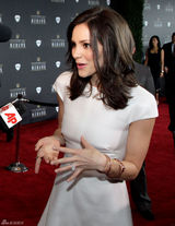 高清组图：凯瑟琳-麦菲白色礼服亮相甜美动人