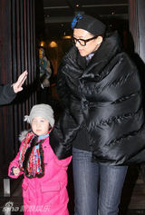 幻灯图集：章子怡代言巨幅海报被人泼墨