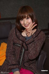 组图：《肉蒲团》两女星宣传 做脚底按摩飙泪喊舒服