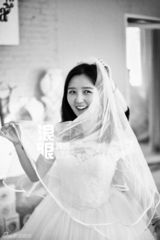 独家：何洁浪漫婚照曝光 赫子铭亲掌镜系拉链