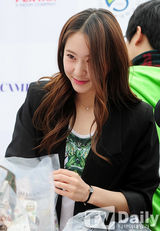 组图：Kara姜智英f(x)Krystal便装突袭校园