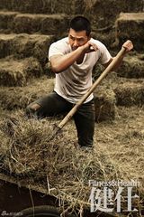 组图：硬汉邵兵登封面 马场大片成熟颓废