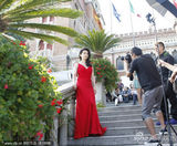 高清图：李冰冰受访换三套 白裙清纯随性红裙妩媚