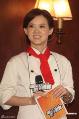 组图：曾宝仪接新节目主持棒 称早已和小S约吃饭