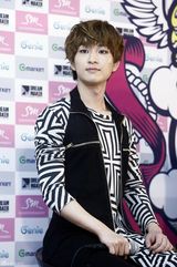 组图：韩国组合SHINee个唱记者会