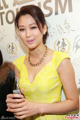 组图：岑丽香情人节与女友人过 单身不寂寞