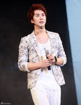 高清组图：韩星金亨俊开生日会 帅气热舞与粉丝互动