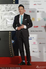 组图：任达华彩色袜子风骚 惠英红低胸秀性感