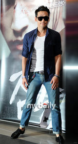 组图:Rain出席《野兽》VIP首映 白智英捧场男友新片