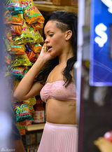 组图：蕾哈娜半透明抹胸性感凸点 露香肩展风情