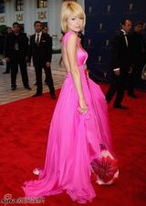 高清组图：希尔顿艳丽粉裙亮相