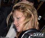 组图：凯特摩斯离赌场东倒西歪 起争执助理解围