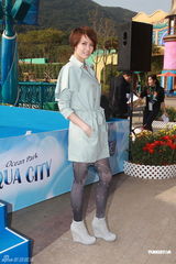 组图：梁咏琪穿丝袜秀美腿 常常易容游海洋公园