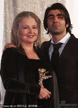 幻灯图集：女星汉娜被授予终身成就奖 喜悦秀奖杯