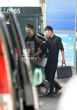 组图：吉克隽逸与富二代男友返京被误为黑妞