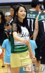 组图：WonderGirls誉恩等亮相篮球慈善赛