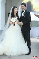 组图：张震大婚献吻娇妻 亲手为新娘提裙摆