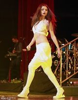 组图：赛琳娜温哥华首演 大秀美胸展现妖娆身姿