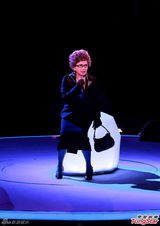 组图：叶德娴献唱见好就收 尾场开唱致敬张国荣