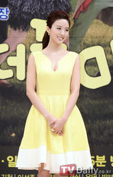 组图：韩星李青儿新剧发布会嫩黄深V长裙秀胸器